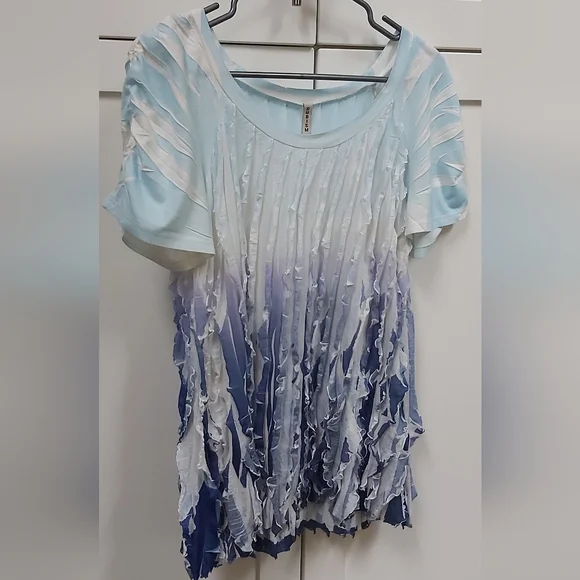 Cubism Ruffle Ombre Top - Picture 2 of 11